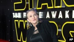 Aktris Inggris Carrie Fisher saat menghadiri premier film Star Wars: "The Force Awakens" di London, 16 Desember 2015 (Foto: dok).