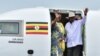 Le président ougandais, Yoweri Museveni (à droite) et la Première Dame, Janet Museveni (à droite), quittent un avion nouvellement acquis de la compagnie Uganda Airlines Bombardier CRJ900 sur la piste de l'aéroport d'Entebbe, à la périphérie de Kampala, le