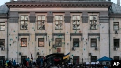Demonstranti ispred ruske ambasade u Kijevu, 14. jun, 2014. 