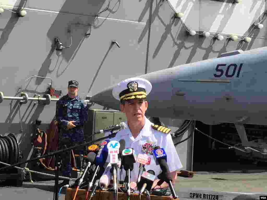 “里根號”航母打擊群指揮官馬科.達爾頓海軍少將對登艦參訪的媒體記者講話(2017年10月2日)。他表示,這是他1990年以來第5次訪問香港,而“里根號”等能停靠香港,表明香港致力於開放和透明,以及美中關係的重要性。達爾頓說,很多年輕水手都是首次來港,對訪問香港感到興奮。這是兩年來美國航空母艦首次訪問香港。北京2016年4月曾拒絕美國海軍“約翰.C.斯坦尼斯號”航母停靠香港,當時美中兩國關係因南中國海問題一度惡化。