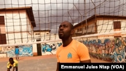 William Ondo, dirige une séance d’entrainement au stade ce messa, à Yaoundé, le 10 août 2019. (VOA/Emmanuel Jules Ntap)