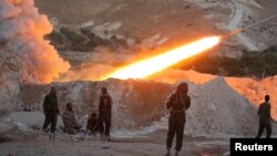 Para pemberontak dari Lasykar Pembebasan Suriah menembakkan roket dari kota Halfaya, provinsi Hama ke arah posisi pasukan Suriah pendukung Presiden Bashar al-Assad (foto: ilustrasi).