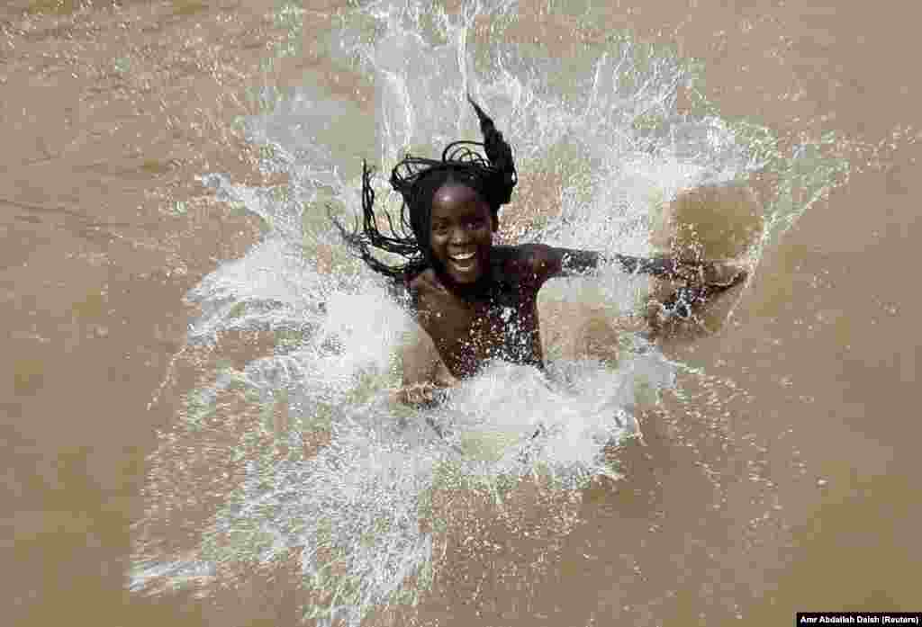 Uma menina brinca no rio da Catumbela em Benguela