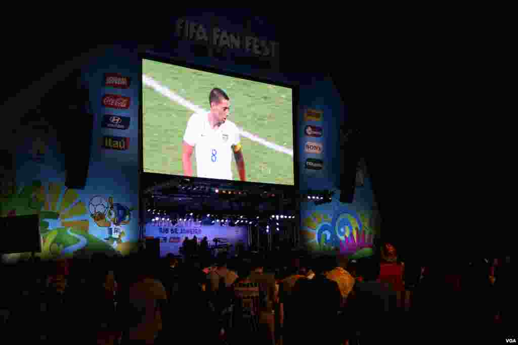 Fans watch the U.S. - Belgium game at the FIFA Fan Fest Copacabana in Rio de Janeiro, Brazil, July 1, 2014. (Brian Allen/VOA) 