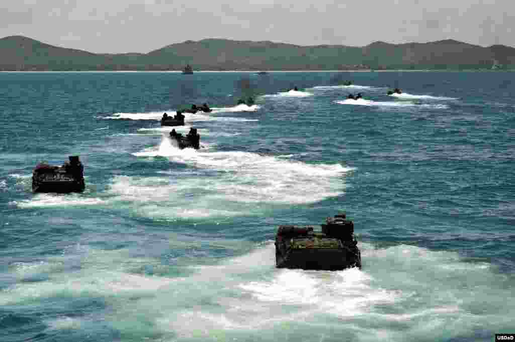 Kendaraan serbu amfibi Angkatan Laut AS mendekati pantai Hat Yao di Thailand dalam latihan perang bersama angkatan laut Thailand.