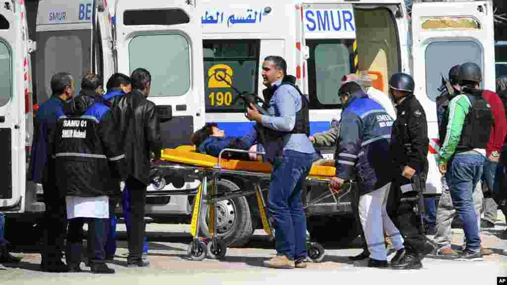 Une victime est évacuée par des secouristes en dehors de la musum Bardo à Tunis, mercredi 18 mars, 2015 Tunis, Tunisie.Des hommes armés ont ouvert le feu dans un musée de premier plan dans la capitale de la Tunisie, tuant 19 personnes, dont 17 touristes.