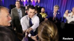 El candidato presidencial demócrata, Pete Buttigieg, saluda a los partidarios durante un evento de campaña.