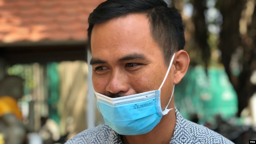 លោក ហ៊ី សុខជា អតីតមេដឹកនាំយុវជនរបស់គណបក្សសង្គ្រោះជាតិខេត្តព្រៃវែង និយាយជាមួយអ្នកកាសែត ក្រោយសវនាការរបស់លោក ក្នុងទីក្រុងភ្នំពេញ ថ្ងៃទី១៨ ខែកុម្ភៈ ឆ្នាំ២០២១។ (ហ៊ុល រស្មី/វីអូអេ)