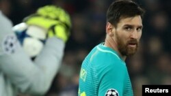 Lionel Messi joue contre le Paris St Germain au parc des Princes, Paris, France, le 14 février 2017.