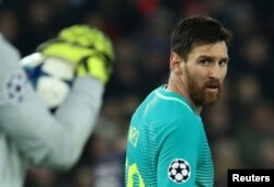 Lionel Messi joue contre le Paris St Germain au Parc Des Princes, Paris, France, le 14 février 2017.