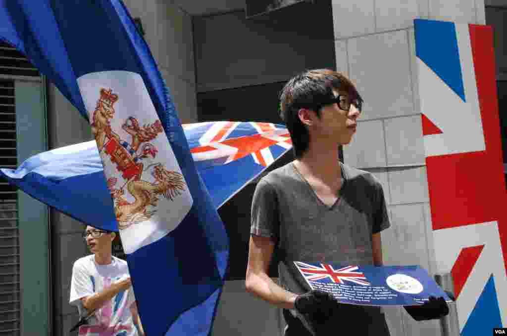 香港人優先發言人招顯聰手持感謝狀，準備交給英國駐港總領事館代表(美國之音湯惠芸)
