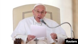 Paus Fransiskus memberikan khotbah terbuka mingguan di Lapangan Santo Petrus, Vatikan (foto: dok).