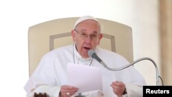 Le pape François prononce un discours lors d’une audience générale sur la place Saint Pierre, Vatican, 15 mars 2017.