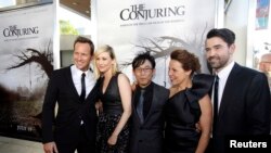 El director de "El conjuro", James Wan, centro, junto a todo el elenco durante la noche de estreno.
