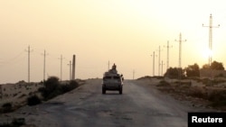 Un véhicule militaire égyptien sur une autoroute dans le nord du Sinaï, en Egypte, le 25 mai 2015.