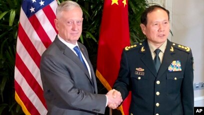 Bộ trưởng Quốc phòng Mỹ Jim Mattis gặp Bộ trưởng Quốc Phòng Trung Quốc Ngụy Phượng Hòa tại Singapore ngày 18/10/2018.