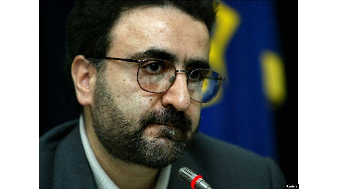 Mostafa Tajzadeh di Teheran, 21 Februari 2004. (Foto: Reuters)