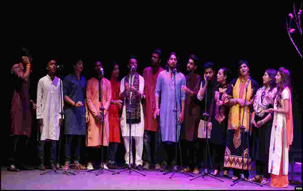 نیشنل پرفارمنگ آرٹ کے طلبا و طالبات نے بھی موسیقی کے اس پروگرام میں حصہ لیا اور قومی نغمے پیش کئے