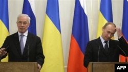 Ukraina Bosh vaziri Mikola Azarov va Rossiya Bosh vaziri Vladimir Putin