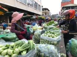 Vegetable venders at Phnom Penh’s Neak Meas market on December 27, 2019. (Kann Vicheika/VOA Khmer)