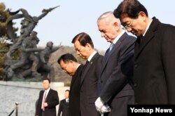 방한 중인 제임스 매티스 미국 국방장관(오른쪽 2번째)이 한민구 한국 국방장관(오른쪽 3번째) 3일 오전 동작구 국립서울현충원을 참배하고 있다.