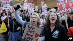 Para demonstran melakukan protes anti Presiden terpilih Donald Trump di kota Seattle, negara bagian Washington (9/11).