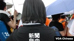 有記者穿上印有"新聞自由"的T恤，工作兼表達捍衛香港新聞自由的訴求