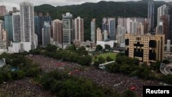 成千上萬的香港民眾2019年8月18日冒雨聚集在維多利亞公園要求港府進行民主與政治改革。