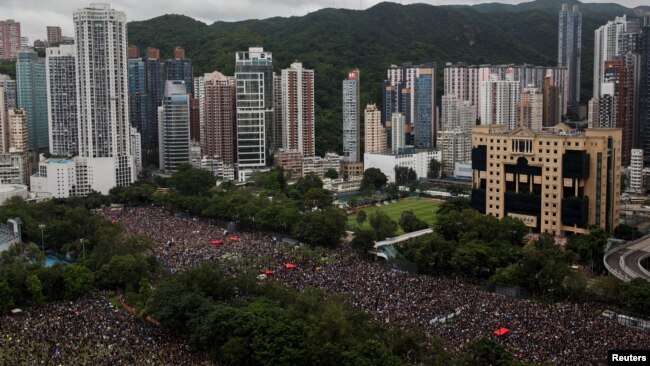 成千上万的香港民众2019年8月18日冒雨聚集在维多利亚公园要求港府进行民主与政治改革。