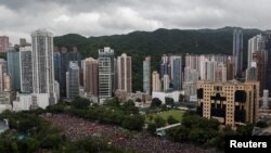 成千上萬的香港民眾2019年8月18日冒雨聚集在維多利亞公園要求港府進行民主與政治改革。