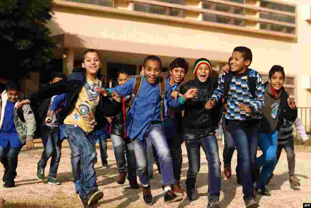 리비아 동부 해안 도시 벵가지의 알바샤이에르 학교가 지난해 8월 이슬람 반군의 트리폴리 점령 이후 처음으로 문을 연 가운데, 학생들이 운동장에서 놀고 있다.