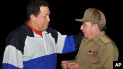 Presidente venezuelano, Hugo Chavez (esq.) com o presidente cubano, em Havana, no dia 10 de Dezembro - a última vez que o Chefe de Estado da Venezuela foi visto em público