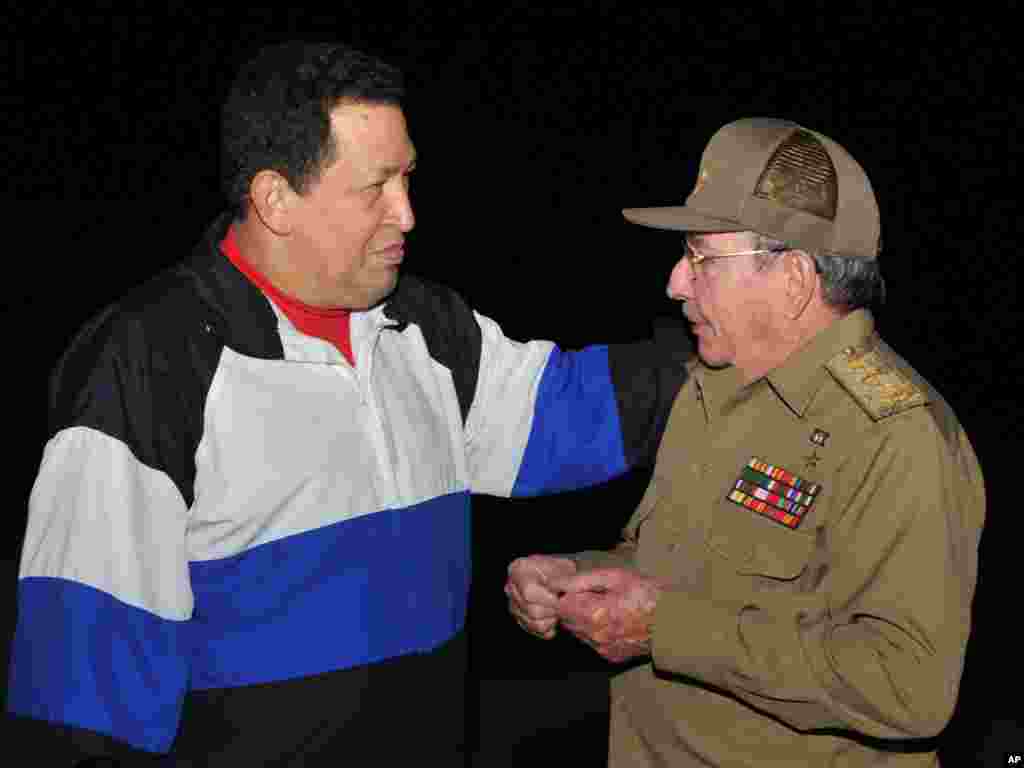 Madaxweynaha Cuba Raul Castro oo la kulmayay &nbsp;Hugo Chavez, garoonka diyaaraha ee Havana, Cuba, December 10, 2012. 