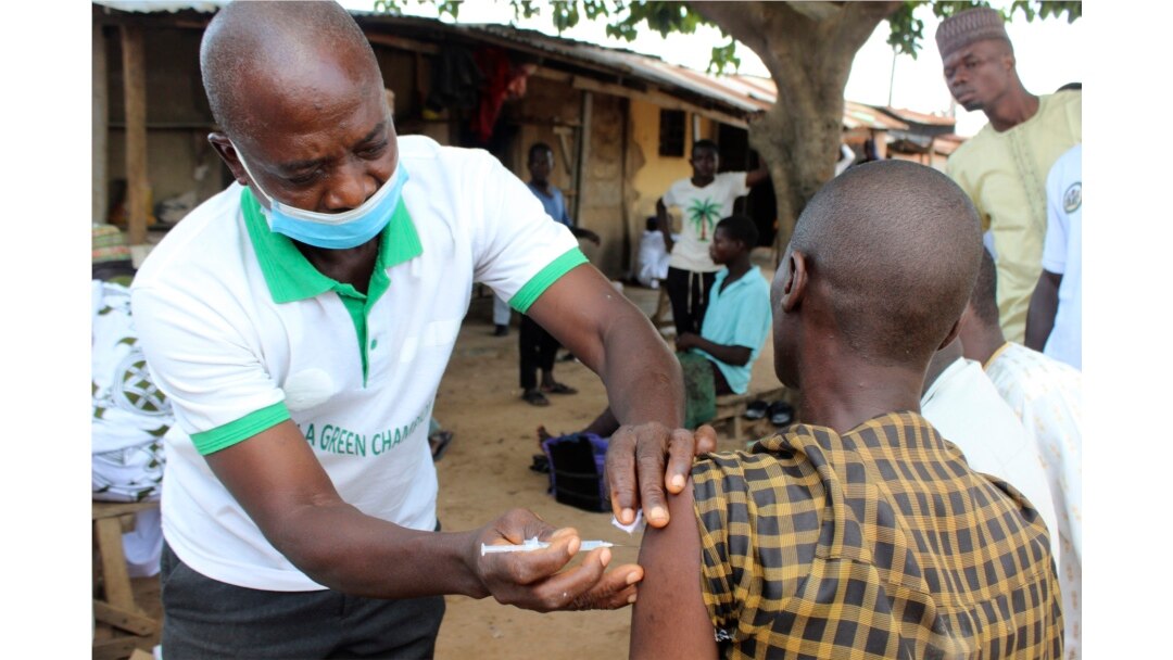 Seorang Muslim diberikan vaksinasi Moderna di luar sebuah masjid di pinggiran Abuja, Nigeria pada 8 Oktober 2021. (Foto: AP)