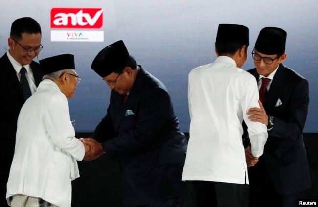 Presiden Joko Widodo dan pasangannya cawapres Ma’ruf amin menyambut paslon nomor 2 Prabowo Subianto dan Sandiaga Uno, sebelum Debat Capres Cawapres di Jakarta, 13 April 2019.