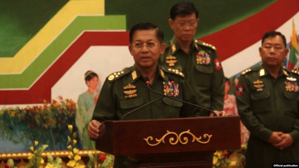တပ္မေတာ္ကာကြယ္ေရးဦးစီးခ်ဳပ္ ဗုိလ္ခ်ဳပ္မွဴးႀကီးမင္းေအာင္လိႈင္က ေနျပည္ေတာ္က သတင္းမီဒီယာေတြနဲ႔ ေတြ႔ဆံု။