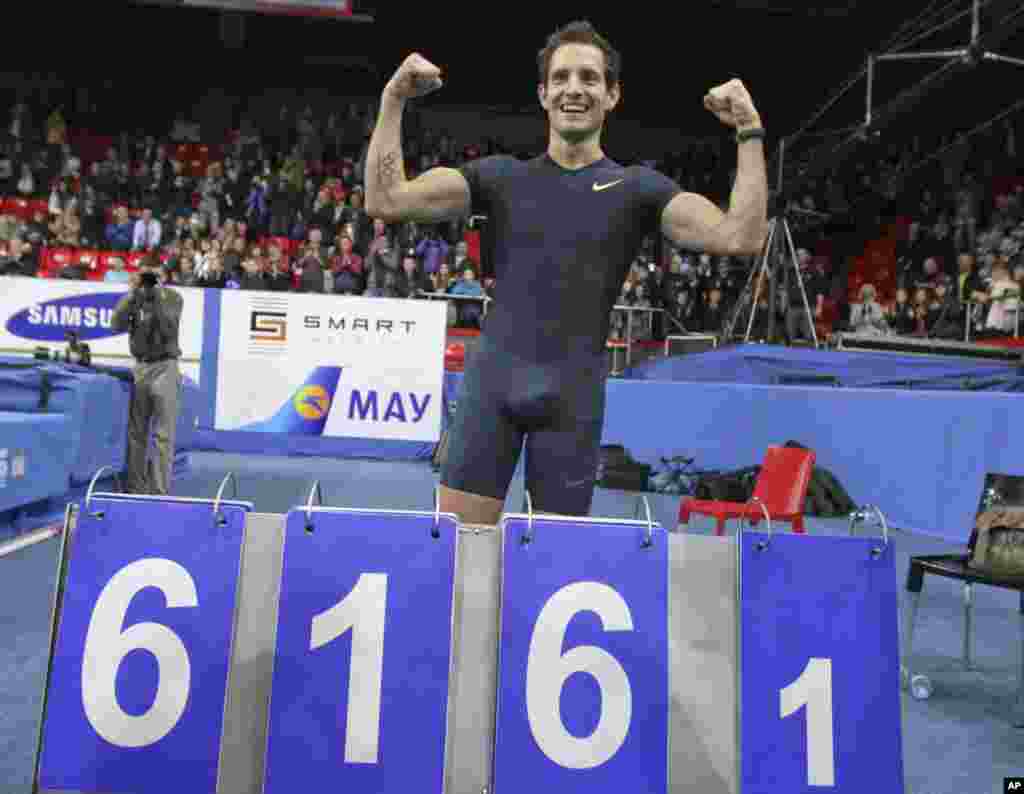 Renaud Lavillenie de France célèbre après avoir établi un nouveau record du monde en salle de 6.16 mètres, lors de l&#39;événement &quot;Pole Vault Stars&quot; à Donetsk en Ukraine orientale, le samedi 15 février 2014. Lavillenie a pulverisé, à 21 ans, le record du monde de Sergei Bubka dossier.