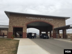 Floresville High School, cerca de Sutherland Springs, Texas, donde el vicepresidente de EE.UU. Mike Pence y su esposa Karen, participarán en una vigilia en memoria de las víctimas de la masacre en una iglesia de la comunidad. Foto: Gesell Tobías, VOA. Nov. 8, 2017.