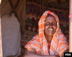 Fatuma Warsama is seen in a temporary camp in the Puntland desert, Somalia, March 2017 (N. Wadekar/VOA).