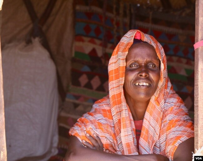 Fatuma Warsama is seen in a temporary camp in the Puntland desert, Somalia, March 2017 (N. Wadekar/VOA).