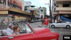 Watali wakitembea katika mtaa wa Vedado mjini Havana, Cuba