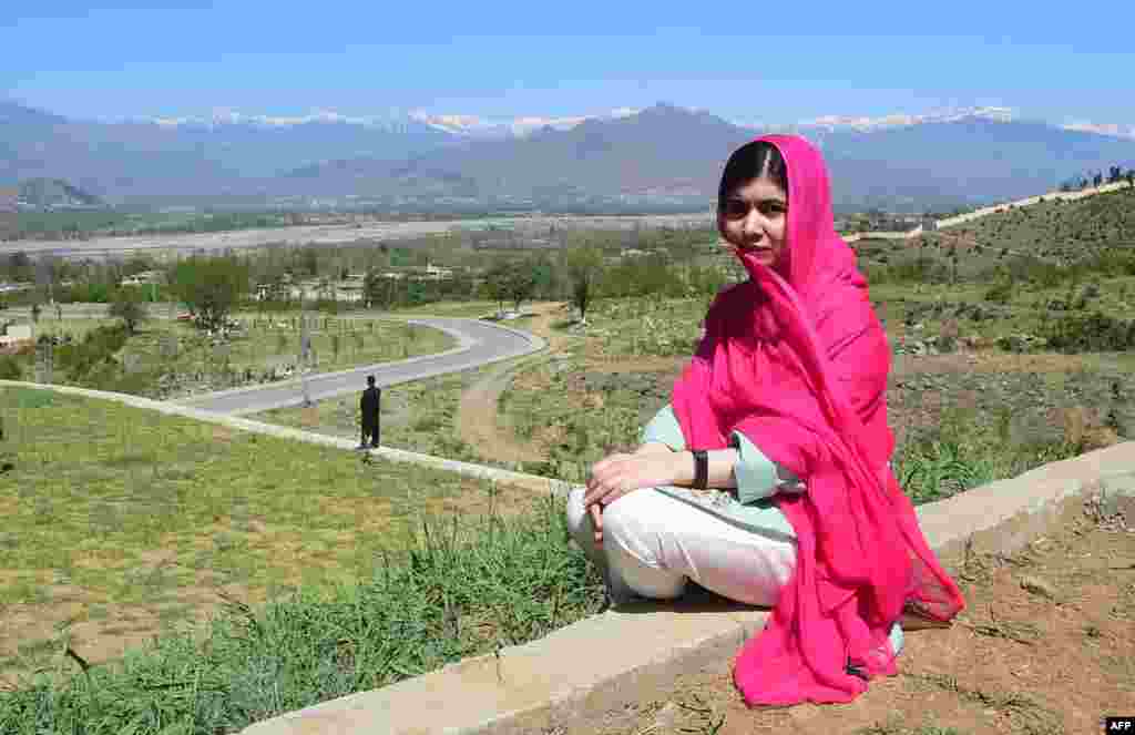 ملاله یوسفزی، برندۀ جایزۀ صلح نوبل و فعال آموزش دختران، پس از شش سال به روستای خود در سوات رفت. ملاله شش سال پیش در این روستا به ضرب گلولۀ طالبان به شدت زخمی شد.