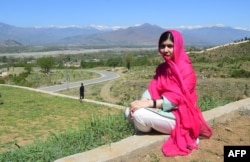 ນັກເຄື່່ອນໄຫວ ປາກິສຖານ ແລະ ເຈົ້າຂອງລາງວັນ ໂນແບລ ສາຂາສັນຕິພາບ ນາງ ມາລາລາ ຢູຊັຟຊາຍ (Malala Yousafzai) ຕັ້ງທ່າຖ່າຍຮູບ ຢູ່ທີ່ມະຫາວິທະຍາໄລ ສຳລັບຜູ້ຊາຍລ້ວນໆ (Swat Cadet College Guli Bagh) ໃນລະຫວ່າງການເດີນທາງຢ້ຽມຢາມບ້ານເກີດ, ຢູ່ນອກເມືອງ ມິນໂກຣາ ຫ່າງໄປ ປະມານ 15 ກິໂລແມັດ, ເມືອງ 31 ມີນາ 2018.