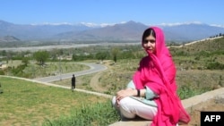 诺贝尔和平奖得主马拉拉·尤素福扎伊回到她的家乡巴基斯坦斯瓦特山谷的明戈拉镇附近参观一所学校。（2018年3月31日）