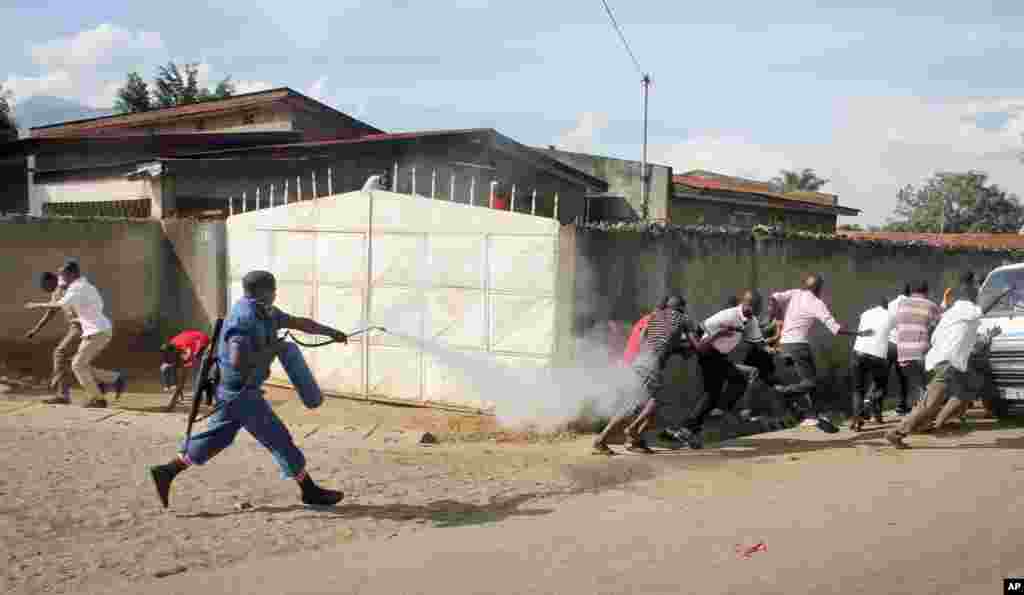 Un policier utilise du gaz lacrymogène pour disperser des manifestants&nbsp; lundi 27 avril 2015 à Bujumbura, Burundi.