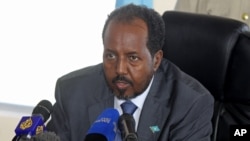 Le président somalien Hassan Sheikh Mohamud lors d'une conférence de presse à Mogadishu, Somalie, 12 septembre 2012.