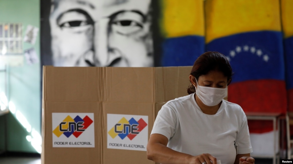 Una mujer vota durante un simulacro electoral antes de las elecciones regionales de noviembre para gobernadores y alcaldes, en Caracas. Octubre 10, 2021.
