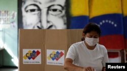 Una mujer vota durante un simulacro electoral antes de las elecciones regionales de noviembre para gobernadores y alcaldes, en Caracas. Octubre 10, 2021.