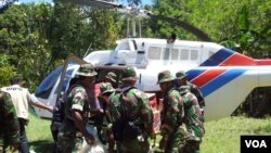 Anggota TNI memasukkan barang bantuan untuk korban gempa di Sulawesi Tengah ke dalam helikopter. (Foto: VOA/Yoanes Litha)
