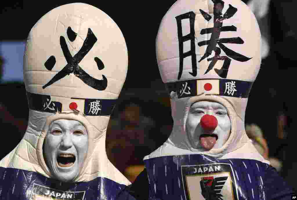  دو تماشاگر ژاپنی با آرایش مخصوص. ژاپن مغلوب قطر شد و جام را از دست داد.